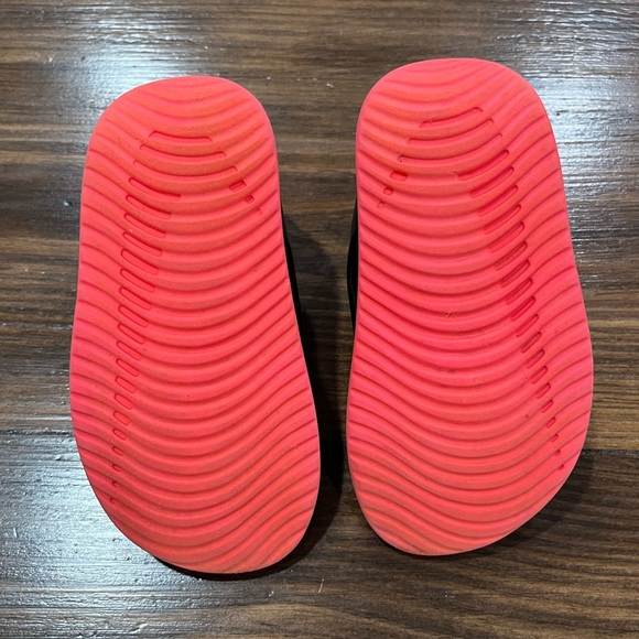 Girls Toddler Size 7 Nike Black and Pink Slide Sandals Sporty Comfort - Picture 2 of 4